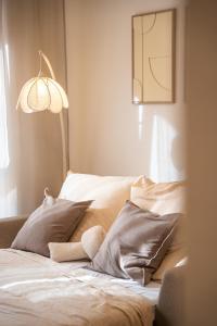 - une chambre avec un lit doté d'oreillers et d'une lampe dans l'établissement Riversidesuite-Tuebingen, à Tübingen