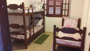 a room with two bunk beds in a room at Estância Flor do Campo in Sarapuí