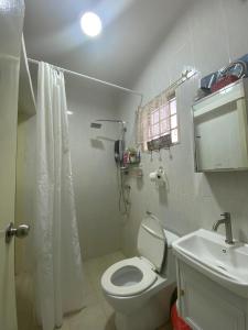 Et badeværelse på Laman Qurattu A'yun + 10 billeder