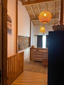 une cuisine avec un escalier et un lustre dans l'établissement Petite maison au centre de Mirepoix, à Mirepoix