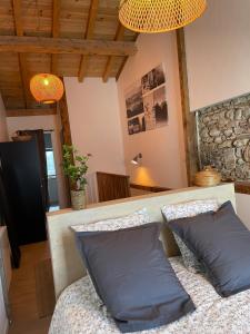 une chambre avec deux oreillers bleus sur un lit dans l'établissement Petite maison au centre de Mirepoix, à Mirepoix