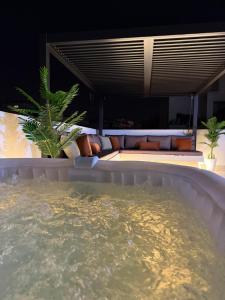 Πισίνα στο ή κοντά στο The Nassih Suite, Stay with Jacuzzi & BBQ Terrace