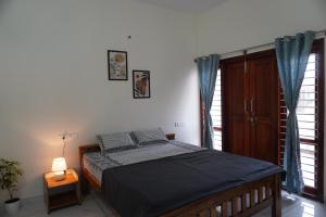 Postel nebo postele na pokoji v ubytování Sihi Homestay