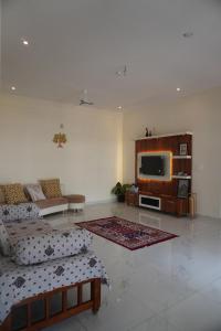 TV a/nebo společenská místnost v ubytování Sihi Homestay