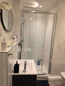 Koupelna v ubytování Solihull 10 mins to NEC and Airport Free Parking + 9 fotografií