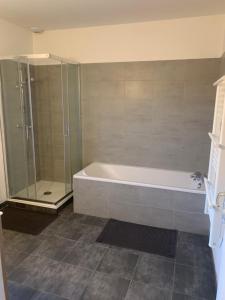 Koupelna v ubytování Belle maison proche de la mer + 22 fotografií