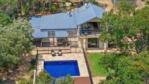 Bassein majutusasutuses Whisperwood või selle lähedal