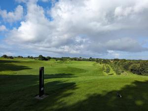 ein Blick auf einen Golfplatz mit einem Grün in der Unterkunft 12 person holiday home in Aabenraa-By Traum in Loddenhøj