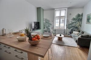 a living room with a table with fruit on it at Le Refuge des Bourbons by PRIMO C0NCIERGERIE in Bourges