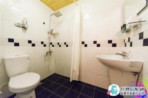 ein Badezimmer mit Toilette und Waschbecken in der Unterkunft One Day 有日-民生路一段207號 in Tainan