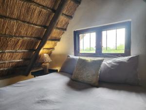 Postel nebo postele na pokoji v ubytování Savannah Game Lodge, Wedding Venue and River Retreat + 100 fotografií