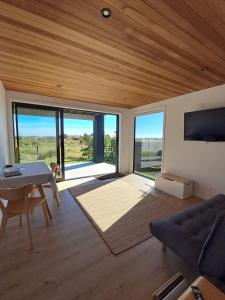 Μια τηλεόραση ή/και κέντρο ψυχαγωγίας στο Absolute beachfront in Papamoa