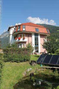 ein Haus mit einem Sonnenkollektor vor einem Haus in der Unterkunft Villa Alessandra in Gossensaß