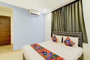 Postel nebo postele na pokoji v ubytování FabHotel Wild Wings Narsingi