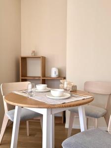 einem Holztisch mit zwei Schalen darüber in der Unterkunft Ikeda Ueno 501 Quad room Room in Tokio + 11 Fotos