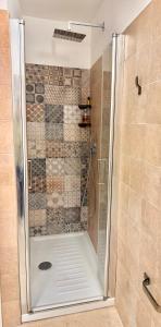バラッティにあるAppartamento Tiniaの浴室のガラス扉付きシャワー
