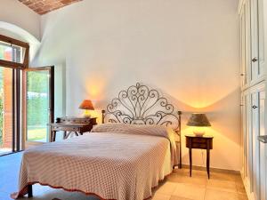 バラッティにあるAppartamento Tiniaのベッドルーム1室(ベッド1台、ランプ付きテーブル付)