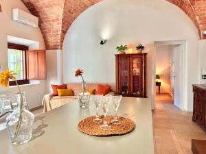 バラッティにあるAppartamento Tiniaのリビングルーム(ガラス付きのテーブル付) +12枚の写真