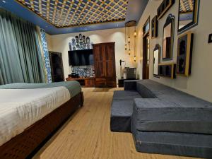 Postel nebo postele na pokoji v ubytování Blissful Stay, LUX Suites & Tint of Mint - 1 BHK Apartment, 5min Beach, Auroville Pondicherry