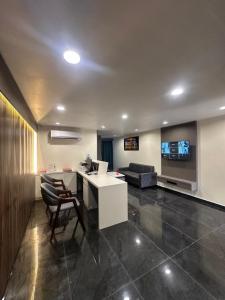 una sala de estar con un escritorio y un sofá en Hotel Shyam Inn, en Vadodara 57 fotos más