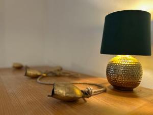 eine Lampe steht auf einem Tisch mit einer Lampe in der Unterkunft Alpendomizil Haberspitz in Marquartstein