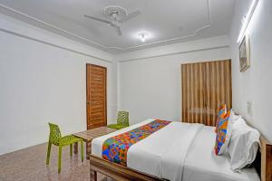 Postel nebo postele na pokoji v ubytování FabHotel Casa Residency