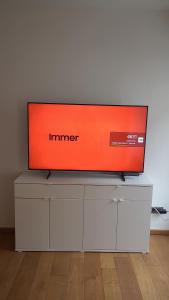 a flat screen tv sitting on top of a cabinet at Frauenhofer Appartement in Straubing