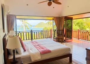 トン・ナイ・パン・ノイにあるVilla Vadee - Private Villa, Swimming Pool, Deck, 4 Bedrooms, Sleeps 8, Ocean Viewの海の見えるベッドのある寝室