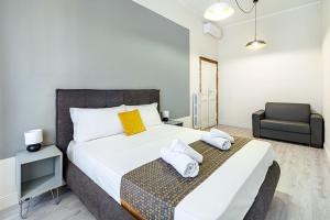 a bedroom with a bed and a chair at Rome Aparts in Rome