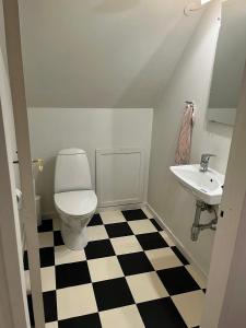 Koupelna v ubytování Historisk Gård Med Udsigt Til Kirke Ved Randers + 25 fotografií