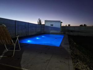 una piscina con sedia accanto a una recinzione di Lugar de Descanso Azul ad Azul