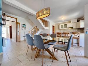 eine Küche und ein Esszimmer mit Tisch und Stühlen in der Unterkunft V4 moderno com Piscina - Burgau in Burgau