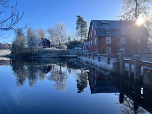 a reflection of a building in a body of water at Sweet guest house with a view in Sävsjö