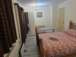 Postel nebo postele na pokoji v ubytování Colchester, WIFI, free parking 1