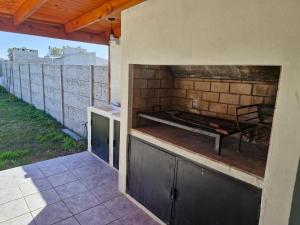 an outdoor kitchen with a grill in a brick wall at Lugar de Descanso Azul in Azul