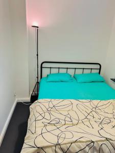 Ένα ή περισσότερα κρεβάτια σε δωμάτιο στο Chambre Roubaix