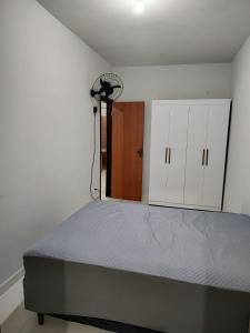 Ένα ή περισσότερα κρεβάτια σε δωμάτιο στο Casa Pé na Areia Arembepe Pirui