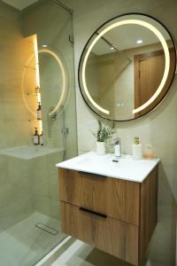 Ένα μπάνιο στο The Nassih Suite, Stay with Jacuzzi & BBQ Terrace