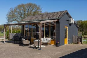 a small house with a lot of glass at Gelders genieten in Overasselt