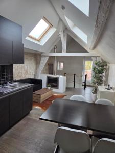 Η κουζίνα ή μικρή κουζίνα στο Strole's House +3 φωτογραφίες