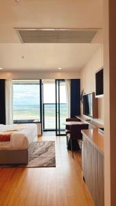 TV a/nebo společenská místnost v ubytování Lynn times Thanh Thuy Hot Spring MyHome - 35 tang Hotel