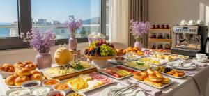 een buffet met eten op een tafel in een kamer bij Lilac Apart 1 Antalya in Antalya