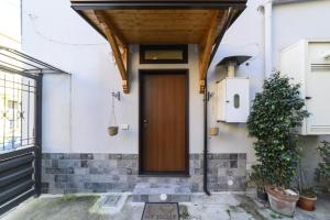a house with a wooden door on the side of it at Nonna Concetta B&B Nocera - Vicino Tribunale di Nocera - Ristrutturato 2022 in Nocera Inferiore