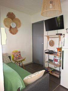 Μια τηλεόραση ή/και κέντρο ψυχαγωγίας στο Ti Caz la Zac