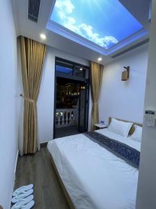 Кровать или кровати в номере Rose Hotel - Grand World Phu Quoc +35 фотографий