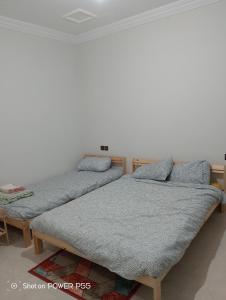 two beds sitting next to each other in a room at Maison d'hôtes Oujda in Oujda +45 photos