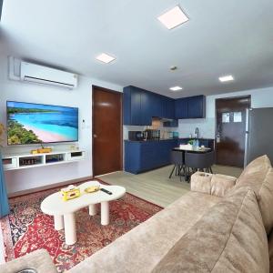 ein Wohnzimmer mit Sofa und Tisch in der Unterkunft The Kris Cozy 2-Bedrooms Apartment in Patong Beach