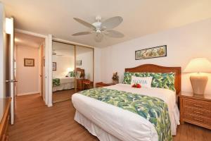 een slaapkamer met een groot bed en een plafondventilator bij Kaleialoha 309 · KA 309 Oceanfront Condo AC Ocean Views Heated P in Kahana +44 foto's