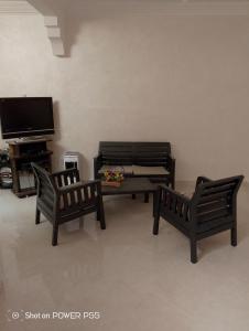 a living room with two chairs and a coffee table at Maison d'hôtes Oujda in Oujda