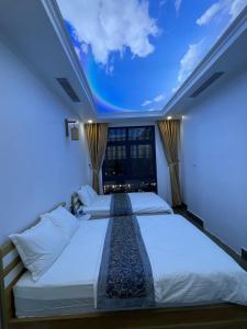 Кровать или кровати в номере Rose Hotel - Grand World Phu Quoc